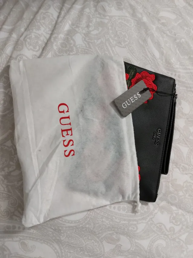 Bolso Guess Negro con Rosas Rojas