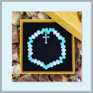 Pulsera elástica cristal blanco y verde con cruz