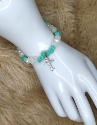 Pulsera elástica cristal blanco y verde con cruz