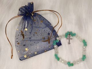 Pulsera elástica cristal blanco y verde con cruz