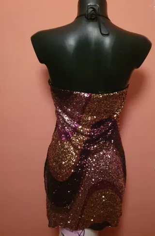 Vestido lentejuelas oro y morado.