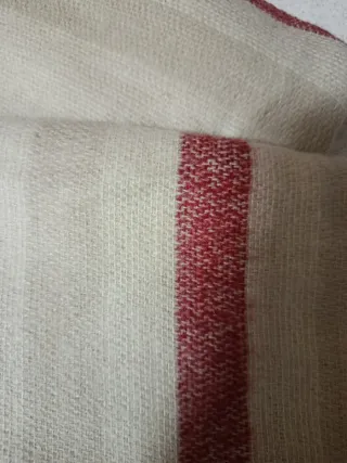 Bufanda beige y roja con flecos