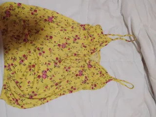 Top floral amarillo con lazada