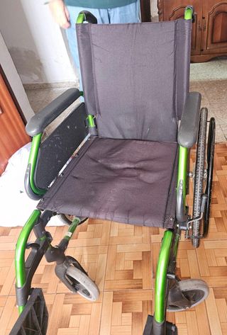 Sedia a rotelle verde pieghevole