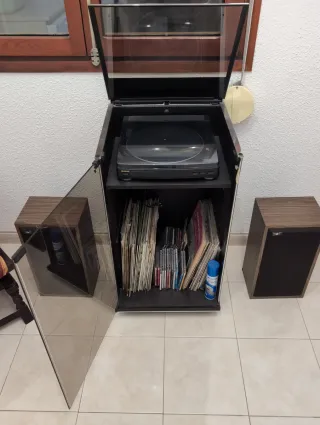 Tocadiscos Vintage con Mueble y Altavoces
