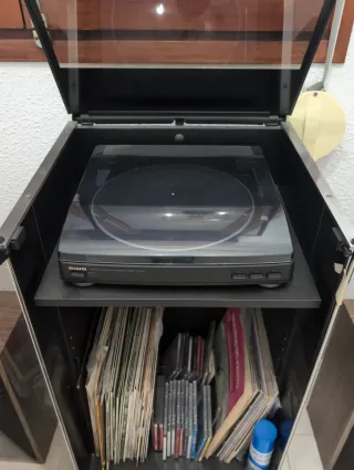 Tocadiscos Vintage con Mueble y Altavoces