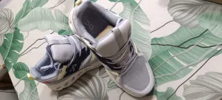 Zapatillas On Running grises y amarillas