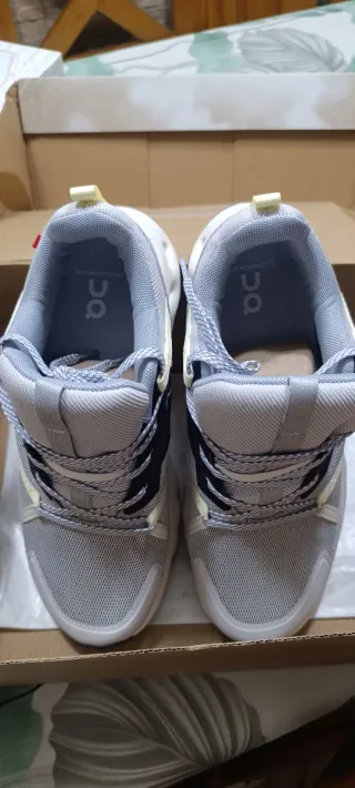 Zapatillas On Running grises y amarillas