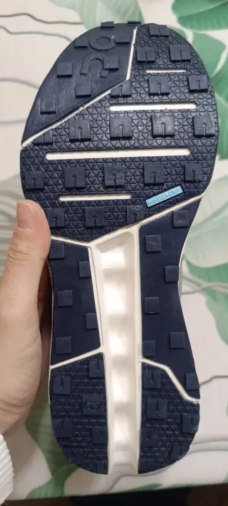 Zapatillas On Running grises y amarillas