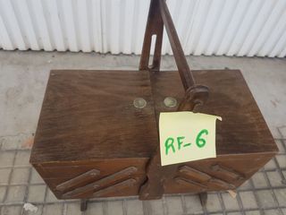 Costurero antiguo de madera