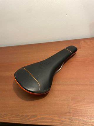 Sillín Fizik MTB Negro Naranja