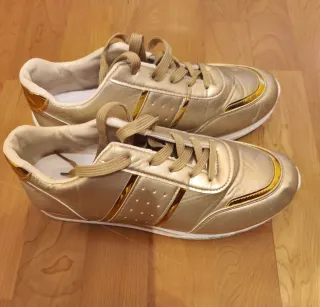 Zapatillas deportivas doradas. Muy bonitas