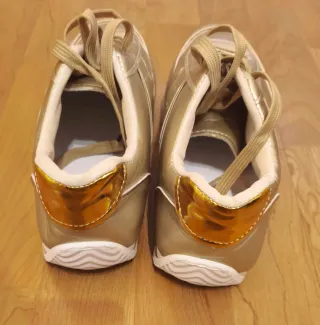 Zapatillas deportivas doradas. Muy bonitas