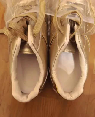 Zapatillas deportivas doradas. Muy bonitas