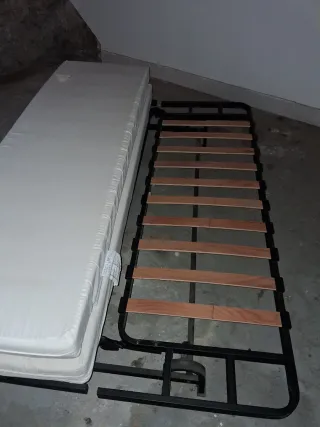 Pagar en mano.Sofá Cama  con el colchón Metal y Ma