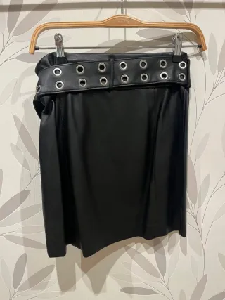 Falda mini efecto piel con cinturón