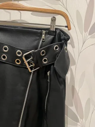 Falda mini efecto piel con cinturón