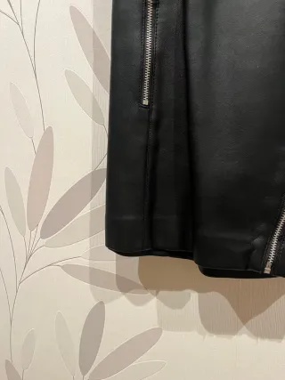 Falda mini efecto piel con cinturón