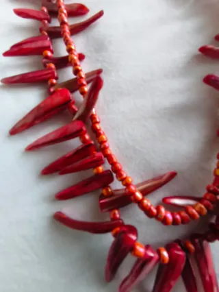 Collar doble hilo con cuentas y piezas rojas