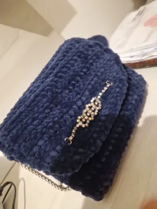 Borsa in ciniglia blu con strass