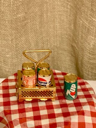 Miniature per casa delle bambole: supporto e bottiglie