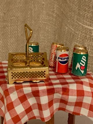 Miniature per casa delle bambole: supporto e bottiglie