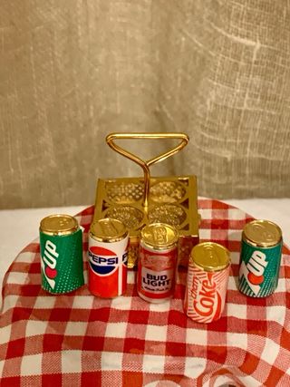 Miniature per casa delle bambole: supporto e bottiglie