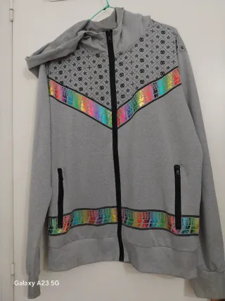 Chándal gris con detalles fluorescentes