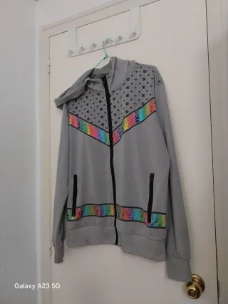 Chándal gris con detalles fluorescentes