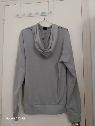 Chándal gris con detalles fluorescentes