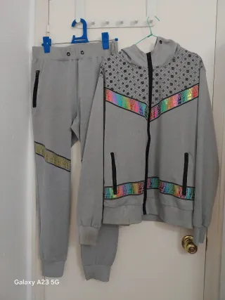 Chándal gris con detalles fluorescentes