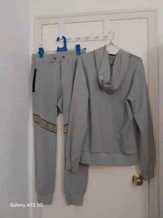 Chándal gris con detalles fluorescentes