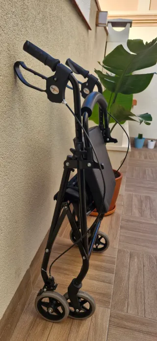 Andador aluminio 4 ruedas con asiento