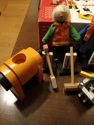 Goki Juguete Construcción Muñecos Madera