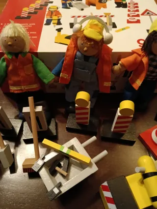 Goki Juguete Construcción Muñecos Madera