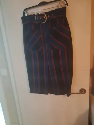 Falda recta con cinturón