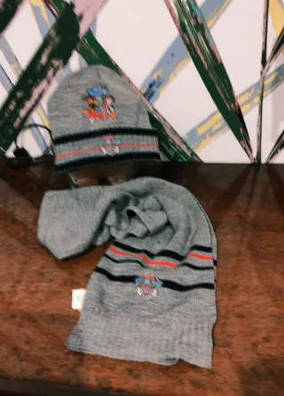Gorro y bufanda Patrulla Canina gris.