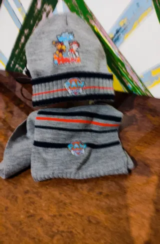Gorro y bufanda Patrulla Canina gris.