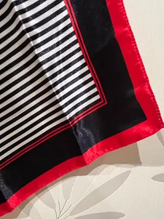 Pañuelo rayas blanco y azul oscuro con borde rojo