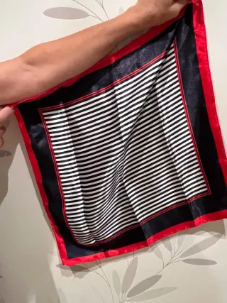 Pañuelo rayas blanco y azul oscuro con borde rojo