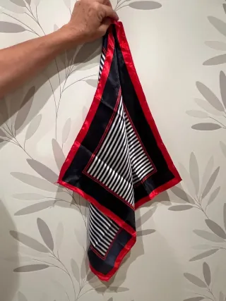 Pañuelo rayas blanco y azul oscuro con borde rojo