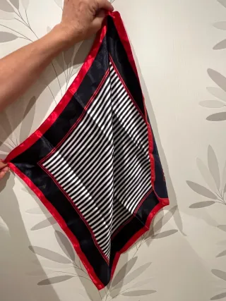 Pañuelo rayas blanco y azul oscuro con borde rojo