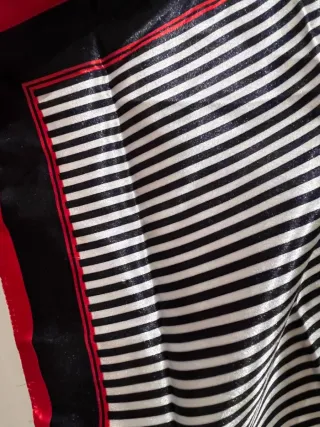 Pañuelo rayas blanco y azul oscuro con borde rojo