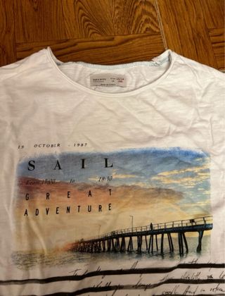 Camiseta blanca con estampado de puente