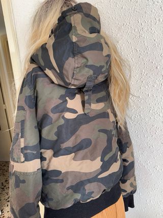 Abrigo Anorak Camuflaje talla XS Bershka mujer