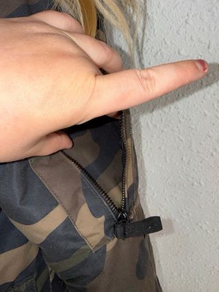 Abrigo Anorak Camuflaje talla XS Bershka mujer