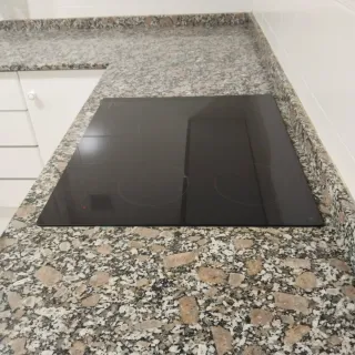 Mobiliario de cocina piedra y madera