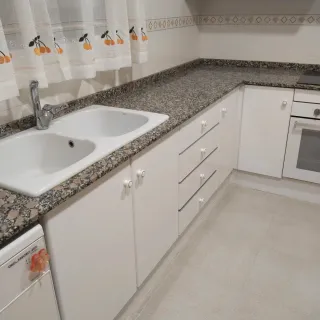 Mobiliario de cocina piedra y madera