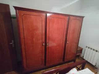 Habitación: Cama, mesilla, armario y aparador