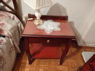 Habitación: Cama, mesilla, armario y aparador